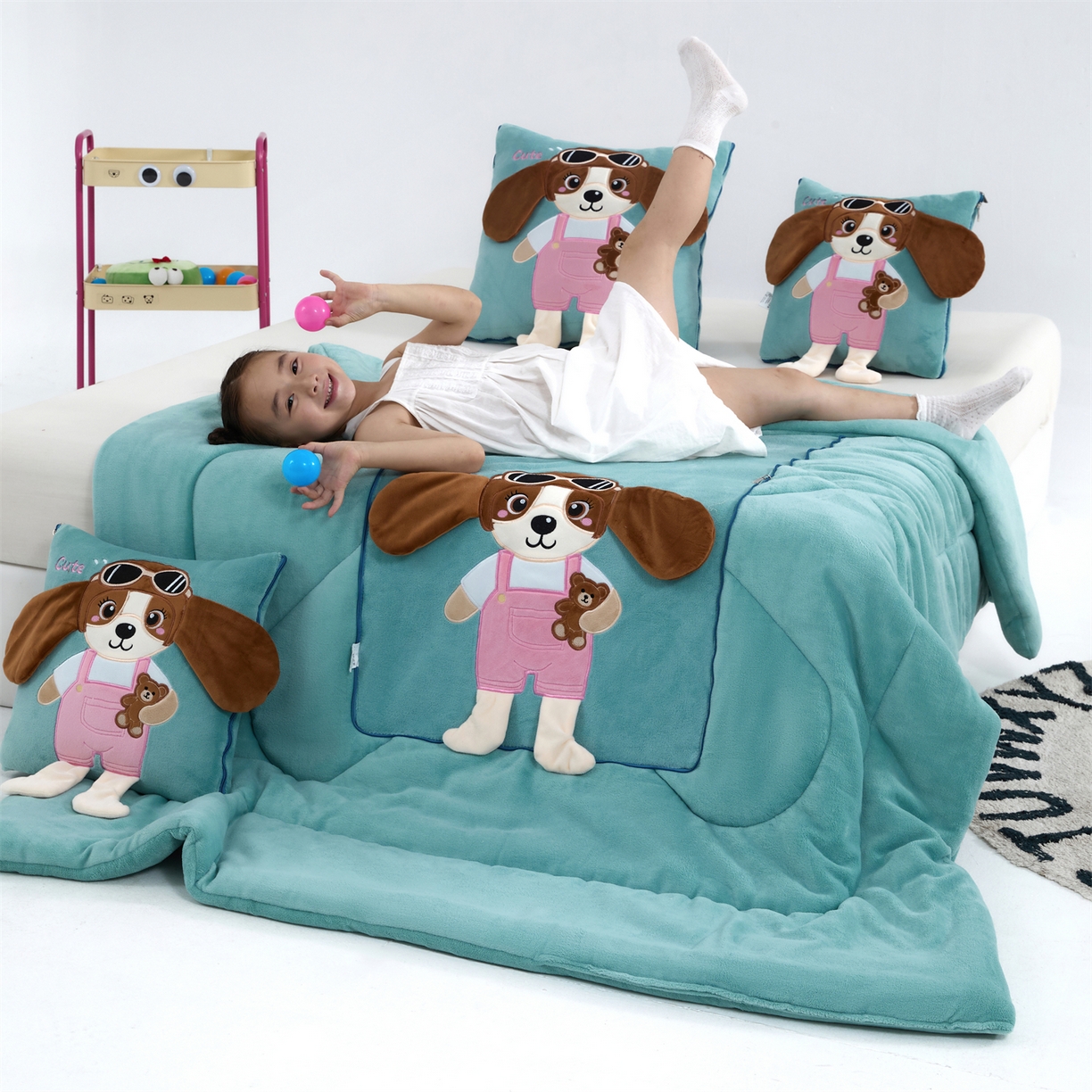 91家纺网 家纺一手货源 找家纺 吉利家居2025新款牛奶绒贴布绣多功能抱枕被-天使狗（控价小号68   大号98） 兰亭绿