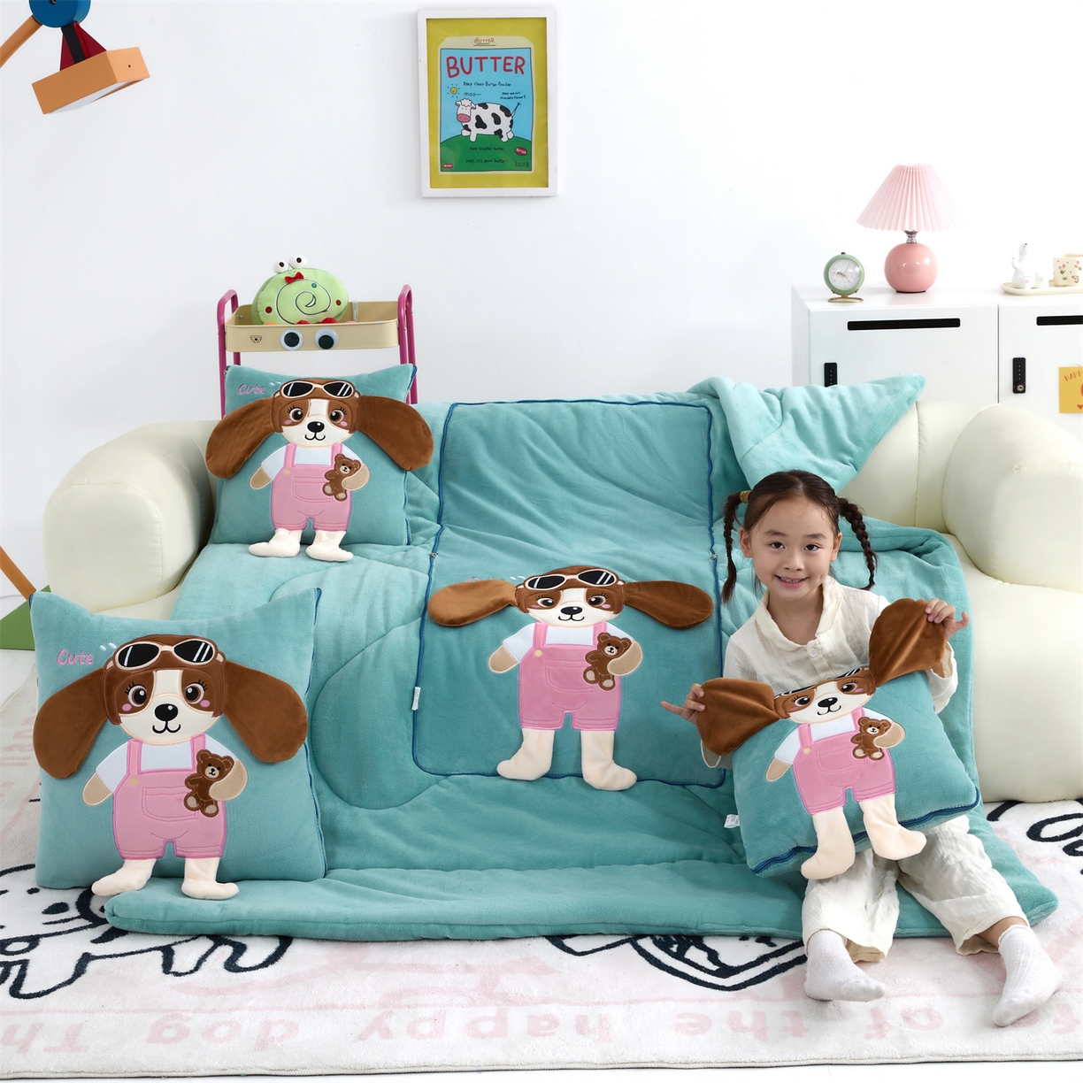 91家纺网 家纺一手货源 找家纺 吉利家居2025新款牛奶绒贴布绣多功能抱枕被-天使狗（控价小号68   大号98） 兰亭绿