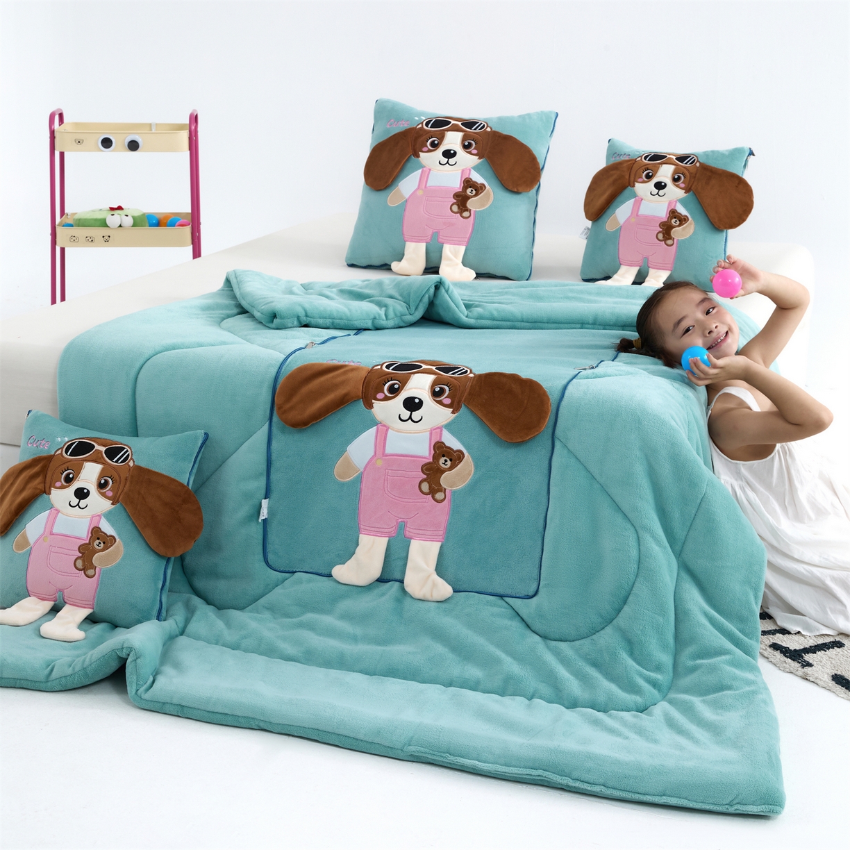 91家纺网 家纺一手货源 找家纺 吉利家居2025新款牛奶绒贴布绣多功能抱枕被-天使狗（控价小号68   大号98） 兰亭绿