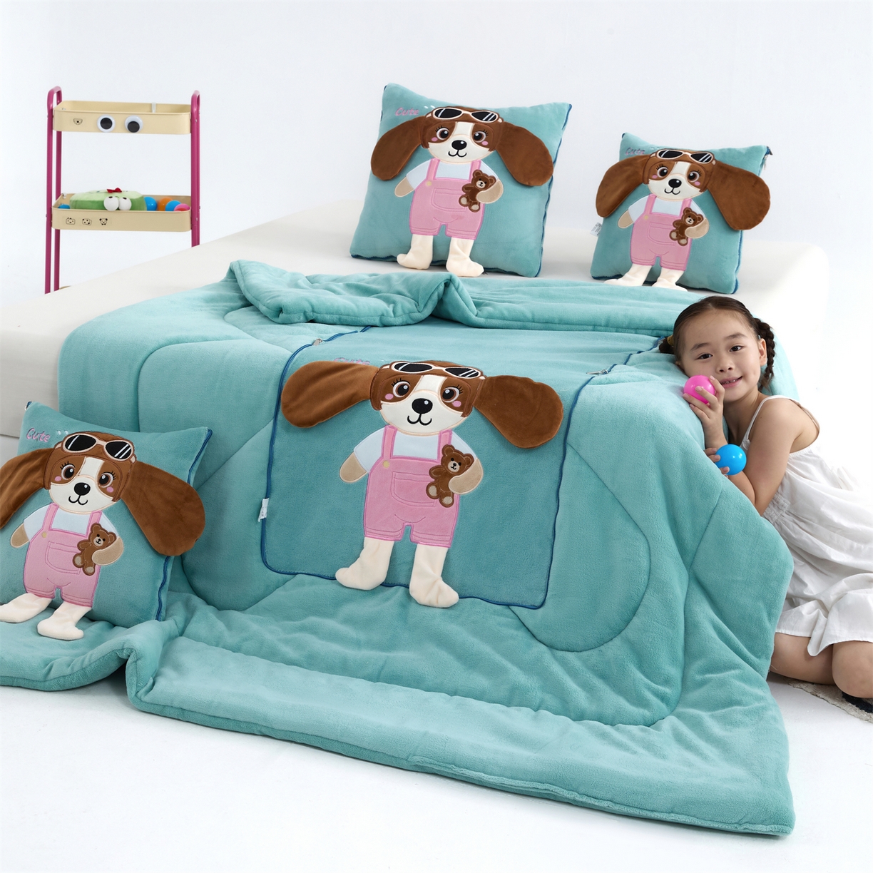 91家纺网 家纺一手货源 找家纺 吉利家居2025新款牛奶绒贴布绣多功能抱枕被-天使狗（控价小号68   大号98） 兰亭绿