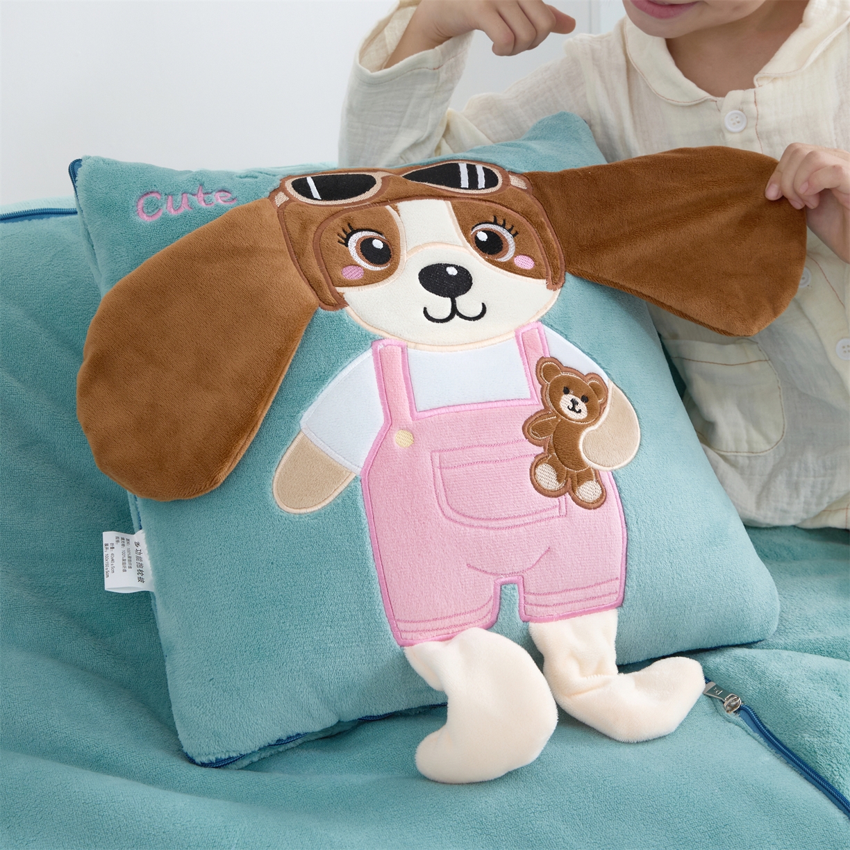 91家纺网 家纺一手货源 找家纺 吉利家居2025新款牛奶绒贴布绣多功能抱枕被-天使狗（控价小号68   大号98） 兰亭绿