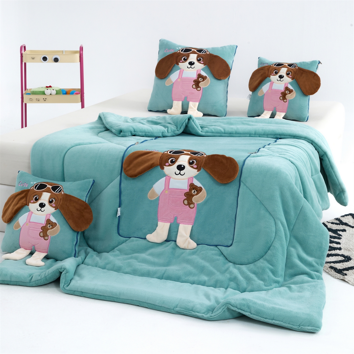 91家纺网 家纺一手货源 找家纺 吉利家居2025新款牛奶绒贴布绣多功能抱枕被-天使狗（控价小号68   大号98） 兰亭绿