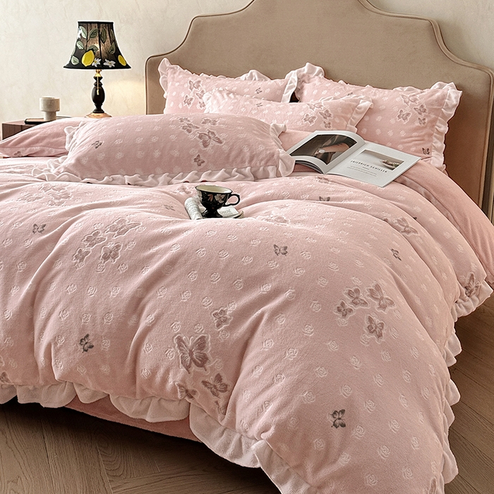 91家纺网 家纺一手货源 找家纺 澳梵家居 2025新款雕花牛奶绒韩版四件套-玫瑰蝶语 玫瑰蝶语