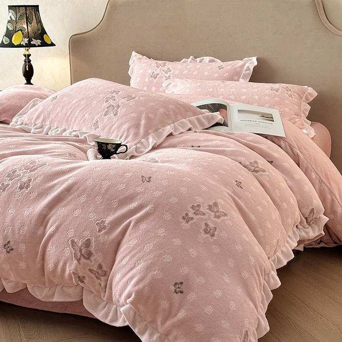 91家纺网 家纺一手货源 找家纺 澳梵家居 2025新款雕花牛奶绒韩版四件套-玫瑰蝶语 玫瑰蝶语