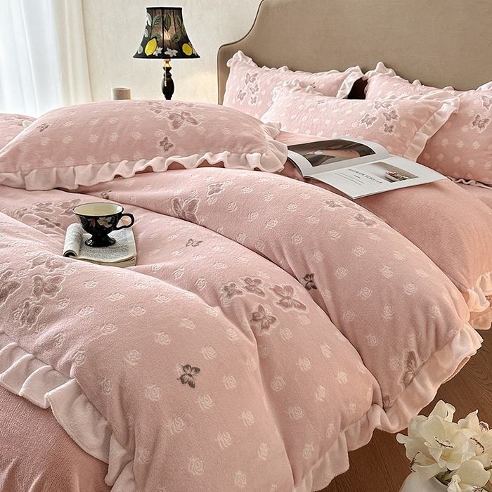 91家纺网 家纺一手货源 找家纺 澳梵家居 2025新款雕花牛奶绒韩版四件套-玫瑰蝶语 玫瑰蝶语