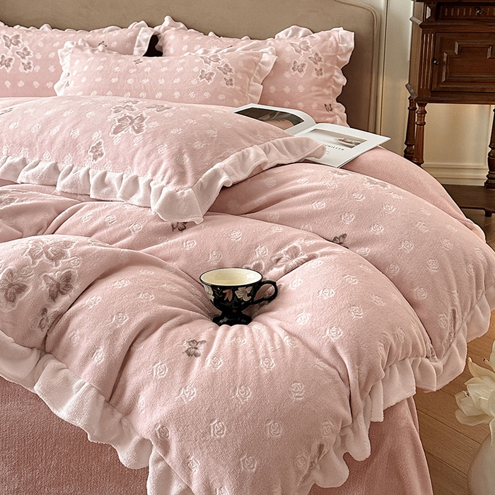 91家纺网 家纺一手货源 找家纺 澳梵家居 2025新款雕花牛奶绒韩版四件套-玫瑰蝶语 玫瑰蝶语