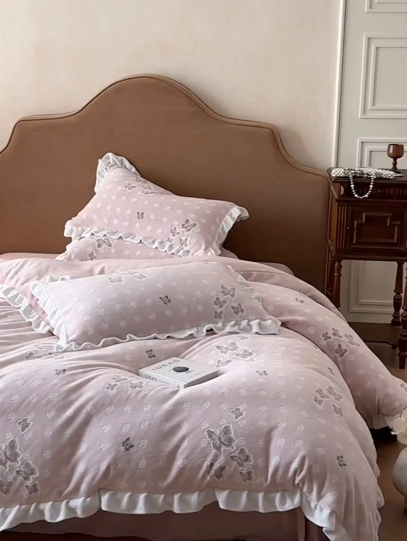 91家纺网 家纺一手货源 找家纺 澳梵家居 2025新款雕花牛奶绒韩版四件套-玫瑰蝶语 玫瑰蝶语