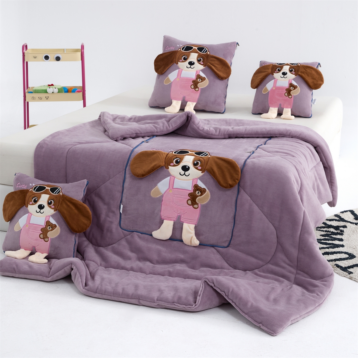 91家纺网 家纺一手货源 找家纺 吉利家居2025新款牛奶绒贴布绣多功能抱枕被-天使狗（控价小号68   大号98） 紫熏