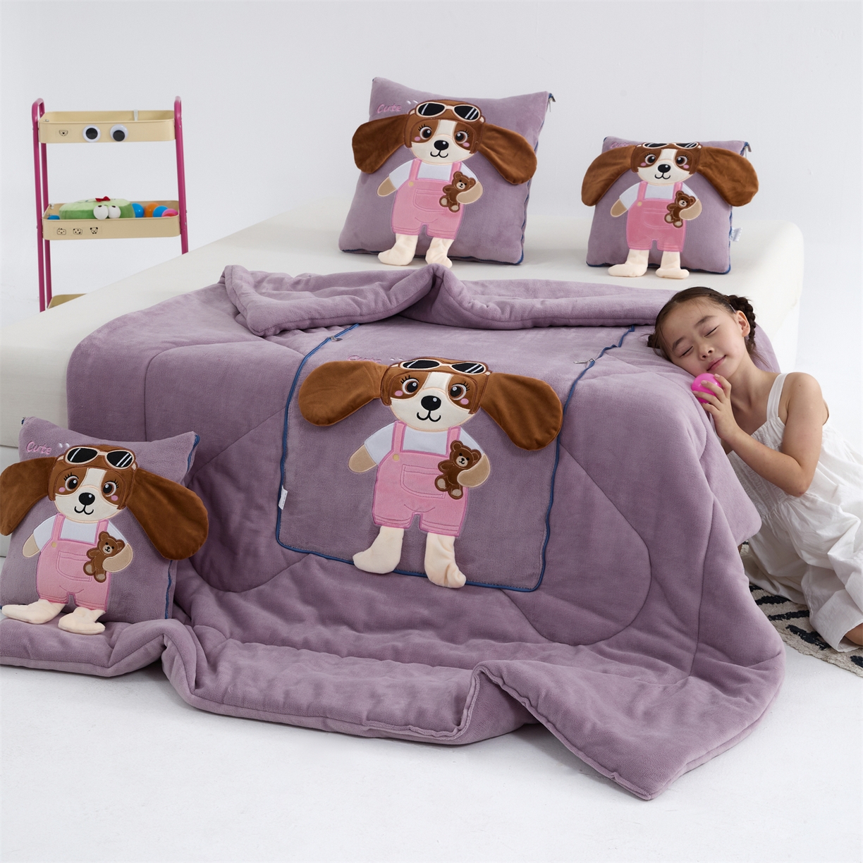 91家纺网 家纺一手货源 找家纺 吉利家居2025新款牛奶绒贴布绣多功能抱枕被-天使狗（控价小号68   大号98） 紫熏