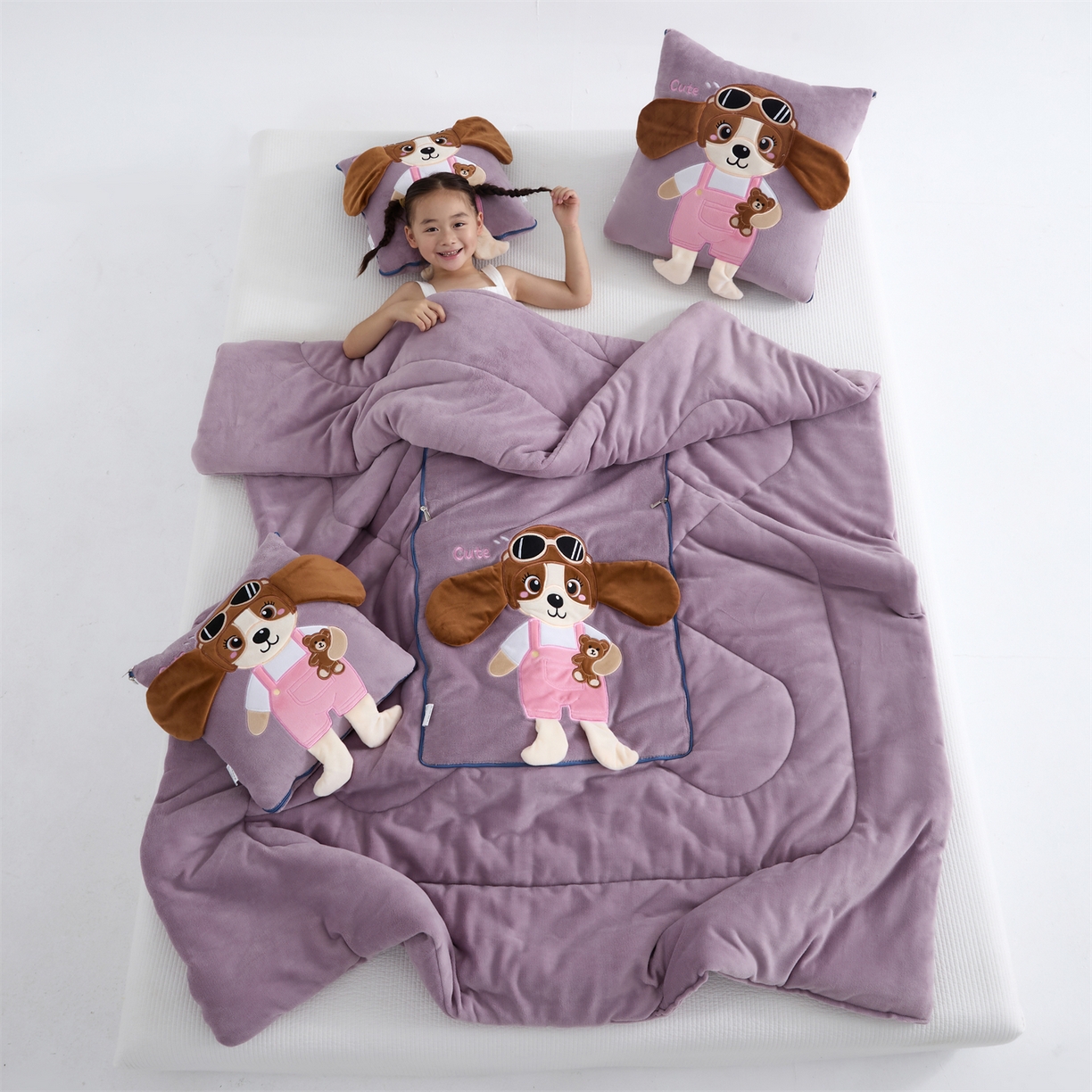 91家纺网 家纺一手货源 找家纺 吉利家居2025新款牛奶绒贴布绣多功能抱枕被-天使狗（控价小号68   大号98） 紫熏