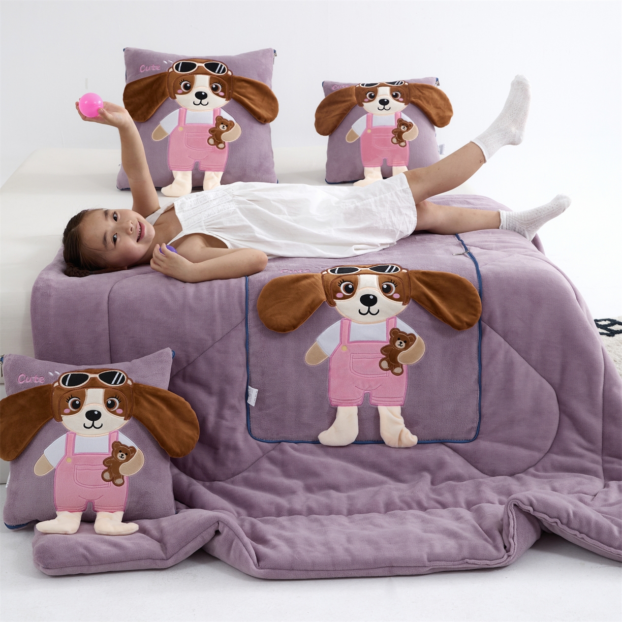 91家纺网 家纺一手货源 找家纺 吉利家居2025新款牛奶绒贴布绣多功能抱枕被-天使狗（控价小号68   大号98） 紫熏