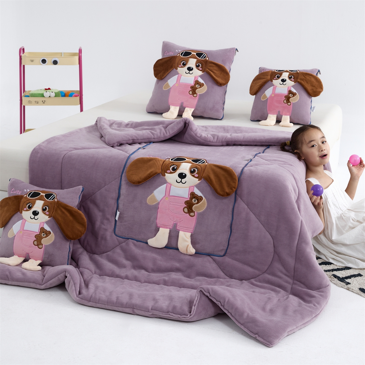 91家纺网 家纺一手货源 找家纺 吉利家居2025新款牛奶绒贴布绣多功能抱枕被-天使狗（控价小号68   大号98） 紫熏