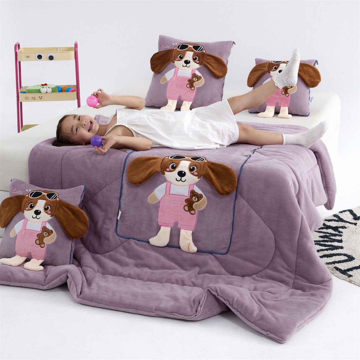 91家纺网 家纺一手货源 找家纺 吉利家居2025新款牛奶绒贴布绣多功能抱枕被-天使狗（控价小号68   大号98） 紫熏