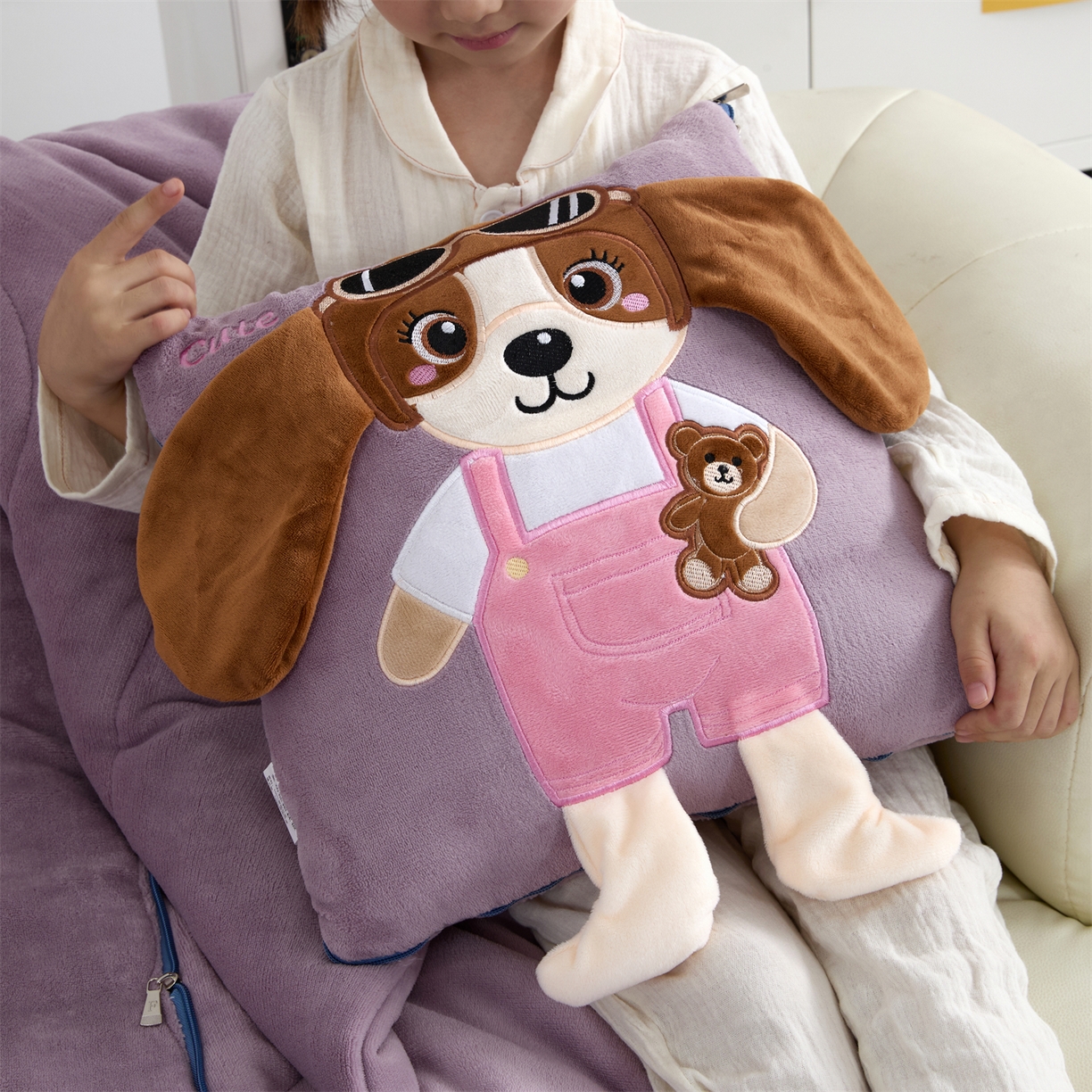 91家纺网 家纺一手货源 找家纺 吉利家居2025新款牛奶绒贴布绣多功能抱枕被-天使狗（控价小号68   大号98） 紫熏