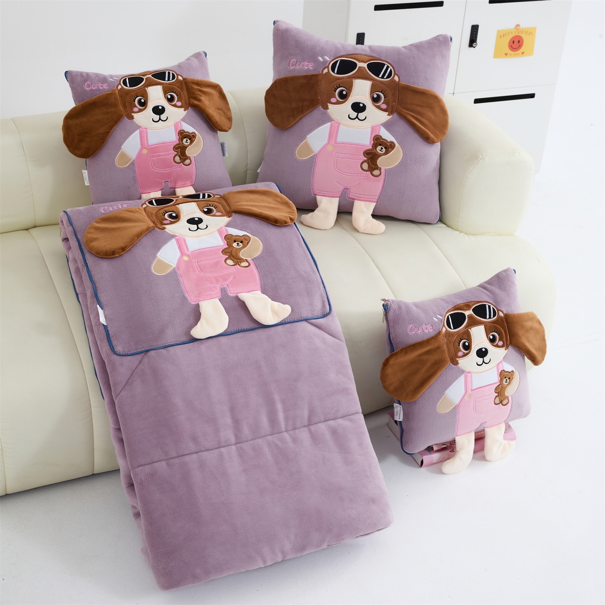 91家纺网 家纺一手货源 找家纺 吉利家居2025新款牛奶绒贴布绣多功能抱枕被-天使狗（控价小号68   大号98） 紫熏