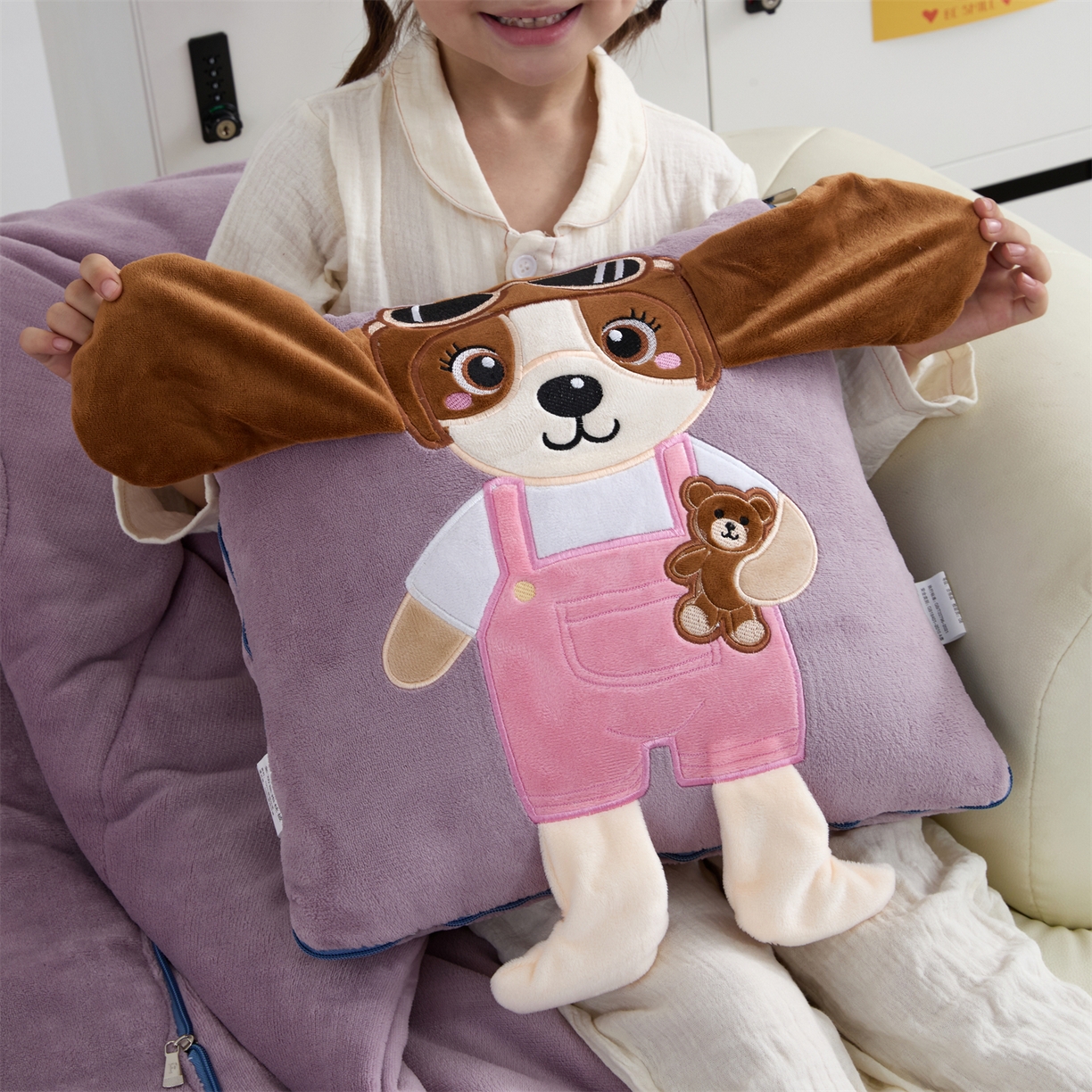 91家纺网 家纺一手货源 找家纺 吉利家居2025新款牛奶绒贴布绣多功能抱枕被-天使狗（控价小号68   大号98） 紫熏