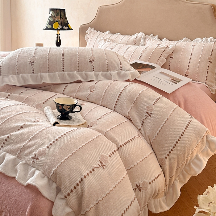 91家纺网 家纺一手货源 找家纺 澳梵家居 2025新款雕花牛奶绒韩版四件套-玫瑰蝶语 糖霜玫瑰