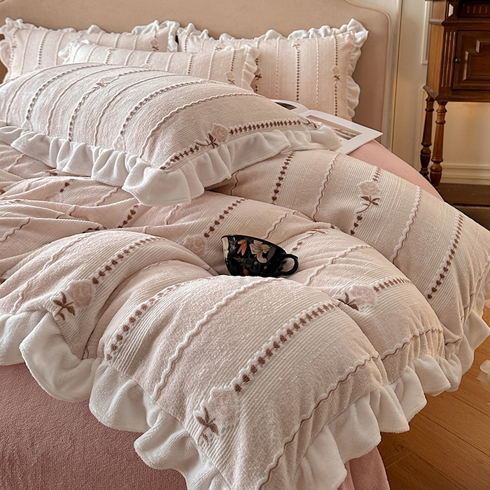 91家纺网 家纺一手货源 找家纺 澳梵家居 2025新款雕花牛奶绒韩版四件套-玫瑰蝶语 糖霜玫瑰