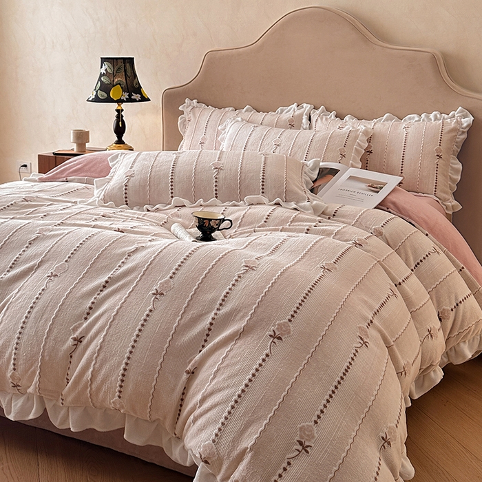 91家纺网 家纺一手货源 找家纺 澳梵家居 2025新款雕花牛奶绒韩版四件套-玫瑰蝶语 糖霜玫瑰