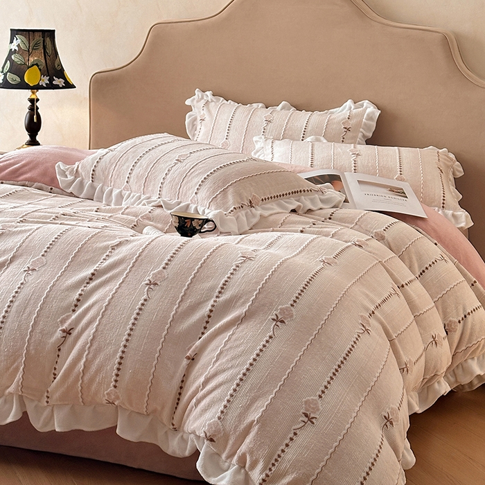 91家纺网 家纺一手货源 找家纺 澳梵家居 2025新款雕花牛奶绒韩版四件套-玫瑰蝶语 糖霜玫瑰