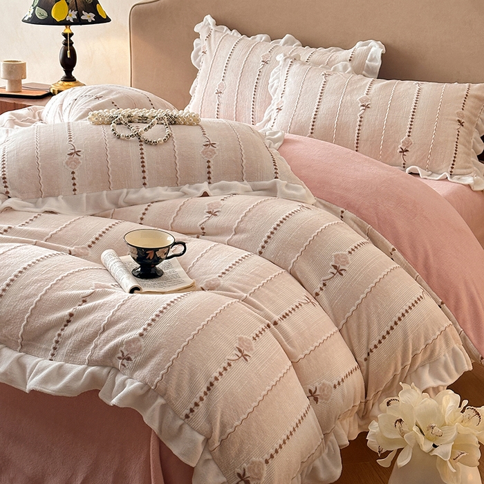 91家纺网 家纺一手货源 找家纺 澳梵家居 2025新款雕花牛奶绒韩版四件套-玫瑰蝶语 糖霜玫瑰