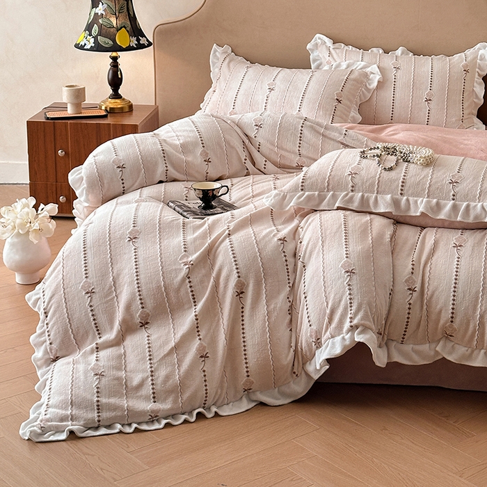 91家纺网 家纺一手货源 找家纺 澳梵家居 2025新款雕花牛奶绒韩版四件套-玫瑰蝶语 糖霜玫瑰