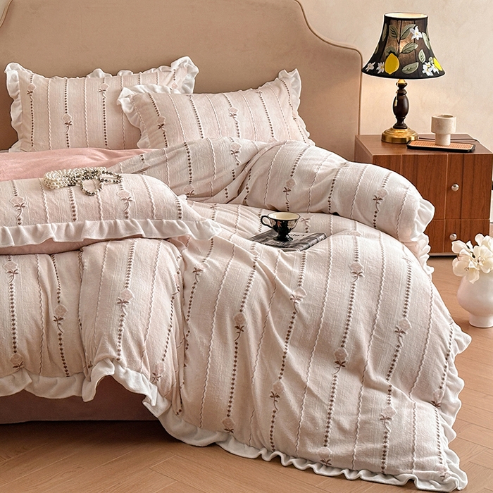 91家纺网 家纺一手货源 找家纺 澳梵家居 2025新款雕花牛奶绒韩版四件套-玫瑰蝶语 糖霜玫瑰