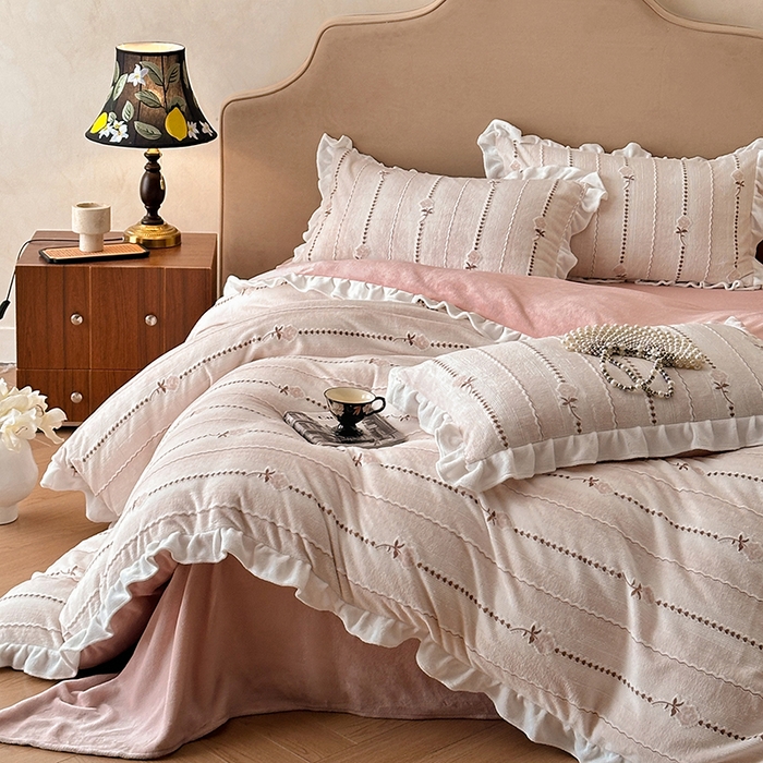 91家纺网 家纺一手货源 找家纺 澳梵家居 2025新款雕花牛奶绒韩版四件套-玫瑰蝶语 糖霜玫瑰