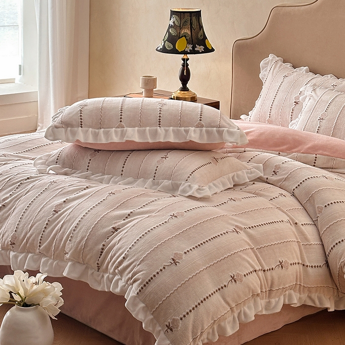 91家纺网 家纺一手货源 找家纺 澳梵家居 2025新款雕花牛奶绒韩版四件套-玫瑰蝶语 糖霜玫瑰