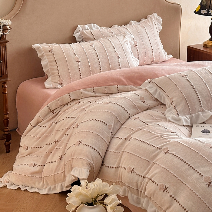 91家纺网 家纺一手货源 找家纺 澳梵家居 2025新款雕花牛奶绒韩版四件套-玫瑰蝶语 糖霜玫瑰