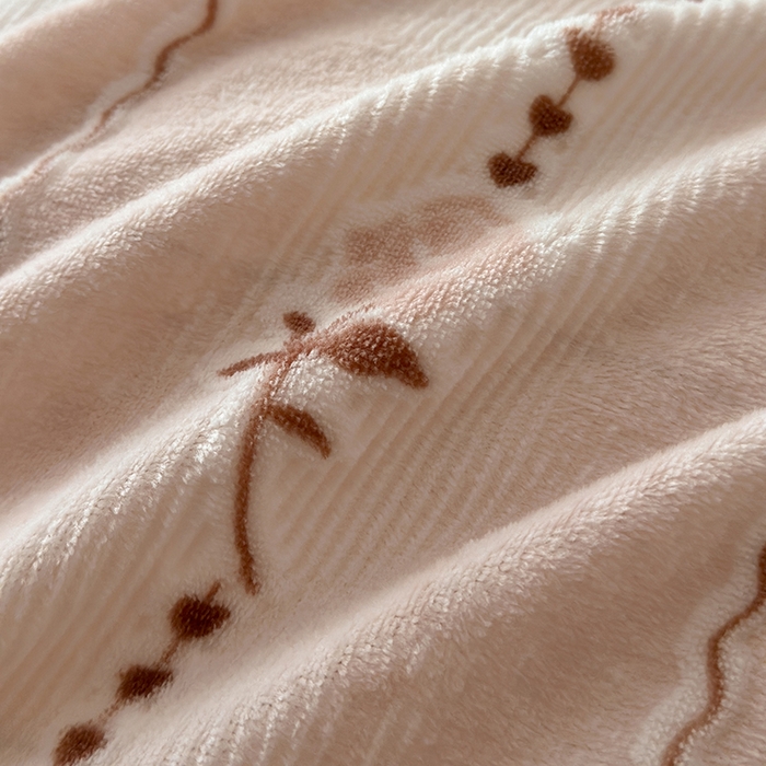 91家纺网 家纺一手货源 找家纺 澳梵家居 2025新款雕花牛奶绒韩版四件套-玫瑰蝶语 糖霜玫瑰