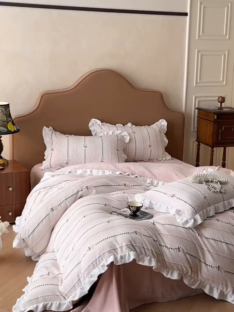91家纺网 家纺一手货源 找家纺 澳梵家居 2025新款雕花牛奶绒韩版四件套-玫瑰蝶语 糖霜玫瑰
