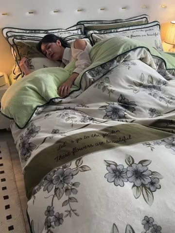 91家纺网 家纺一手货源 找家纺 亿品2025直播爆款9.5斤牛奶绒四件套加厚保暖床裙四件套 情怀