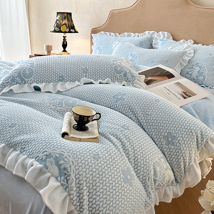 91家纺网 家纺一手货源 找家纺 澳梵家居 2025新款雕花牛奶绒韩版四件套-玫瑰蝶语 月影兔踪-蓝