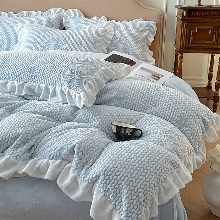 91家纺网 家纺一手货源 找家纺 澳梵家居 2025新款雕花牛奶绒韩版四件套-玫瑰蝶语 月影兔踪-蓝