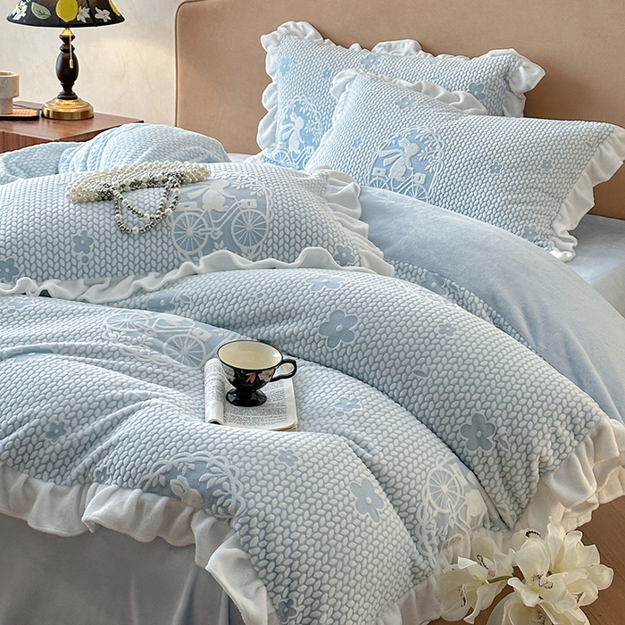 91家纺网 家纺一手货源 找家纺 澳梵家居 2025新款雕花牛奶绒韩版四件套-玫瑰蝶语 月影兔踪-蓝