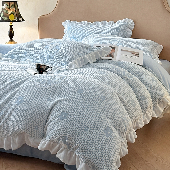 91家纺网 家纺一手货源 找家纺 澳梵家居 2025新款雕花牛奶绒韩版四件套-玫瑰蝶语 月影兔踪-蓝