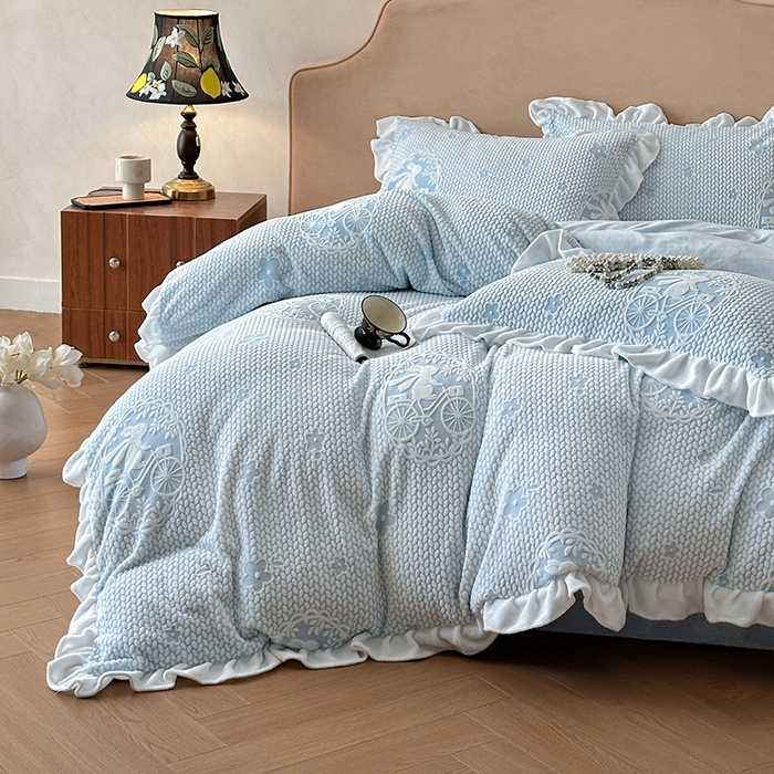 91家纺网 家纺一手货源 找家纺 澳梵家居 2025新款雕花牛奶绒韩版四件套-玫瑰蝶语 月影兔踪-蓝