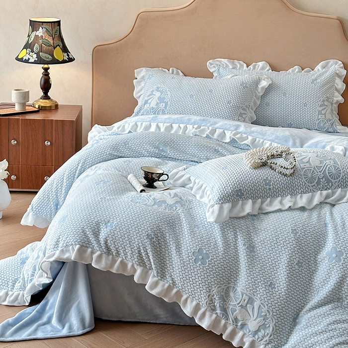 91家纺网 家纺一手货源 找家纺 澳梵家居 2025新款雕花牛奶绒韩版四件套-玫瑰蝶语 月影兔踪-蓝