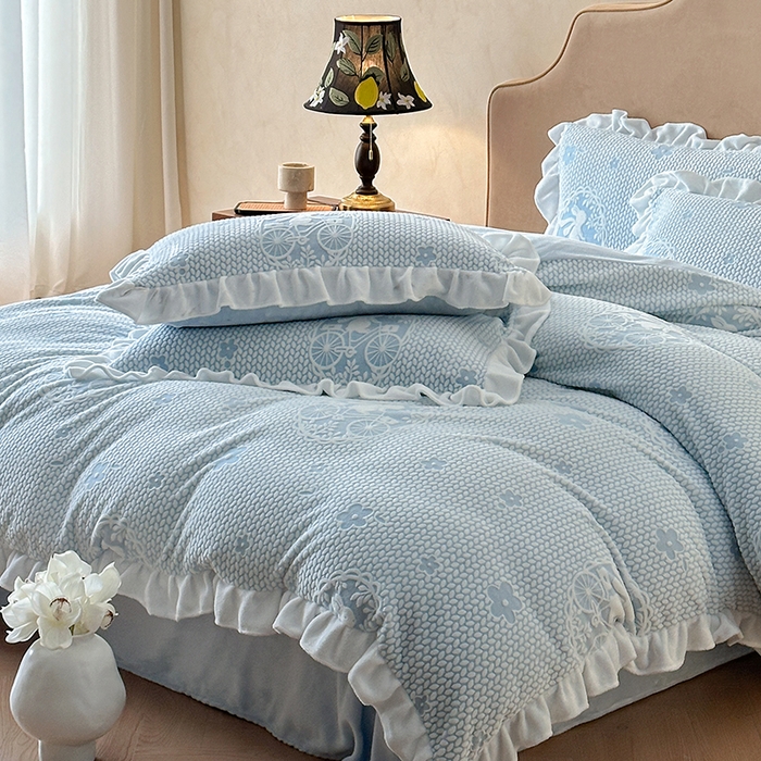 91家纺网 家纺一手货源 找家纺 澳梵家居 2025新款雕花牛奶绒韩版四件套-玫瑰蝶语 月影兔踪-蓝