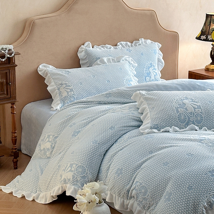 91家纺网 家纺一手货源 找家纺 澳梵家居 2025新款雕花牛奶绒韩版四件套-玫瑰蝶语 月影兔踪-蓝
