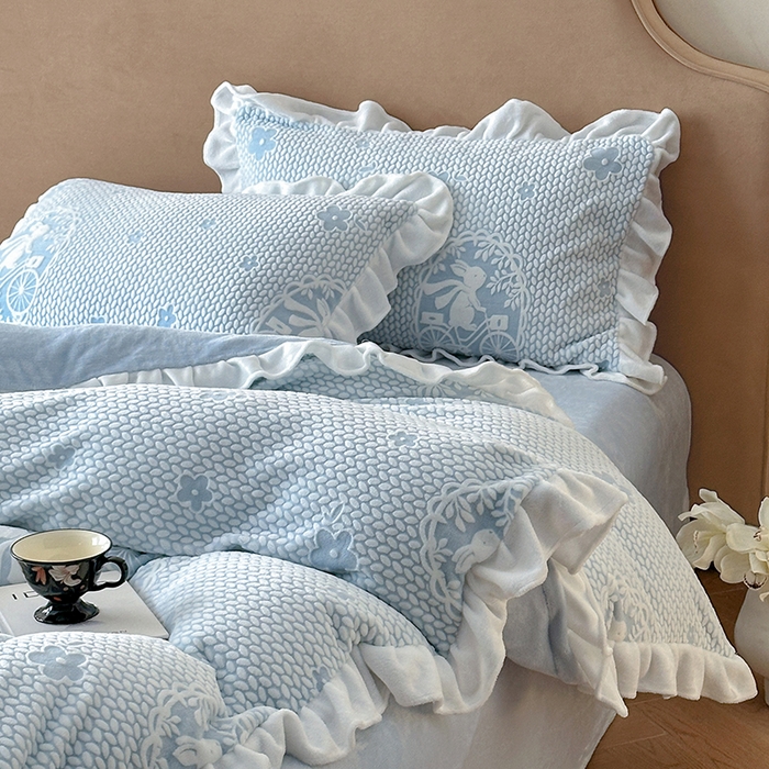 91家纺网 家纺一手货源 找家纺 澳梵家居 2025新款雕花牛奶绒韩版四件套-玫瑰蝶语 月影兔踪-蓝