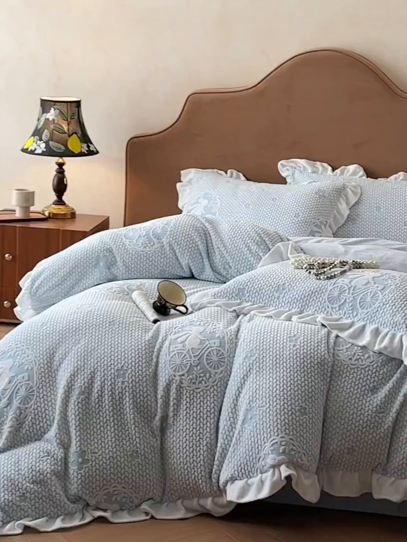 91家纺网 家纺一手货源 找家纺 澳梵家居 2025新款雕花牛奶绒韩版四件套-玫瑰蝶语 月影兔踪-蓝