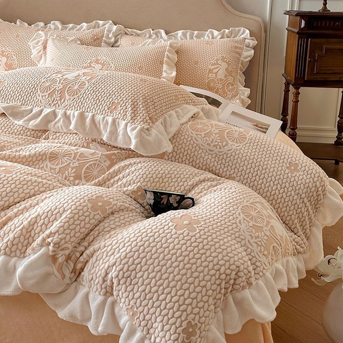 91家纺网 家纺一手货源 找家纺 澳梵家居 2025新款雕花牛奶绒韩版四件套-玫瑰蝶语 月影兔踪-玉