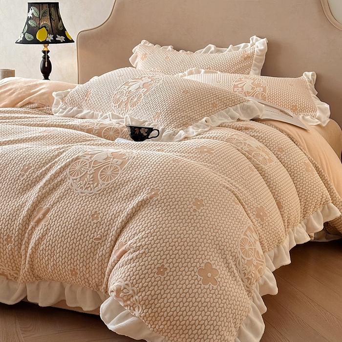 91家纺网 家纺一手货源 找家纺 澳梵家居 2025新款雕花牛奶绒韩版四件套-玫瑰蝶语 月影兔踪-玉