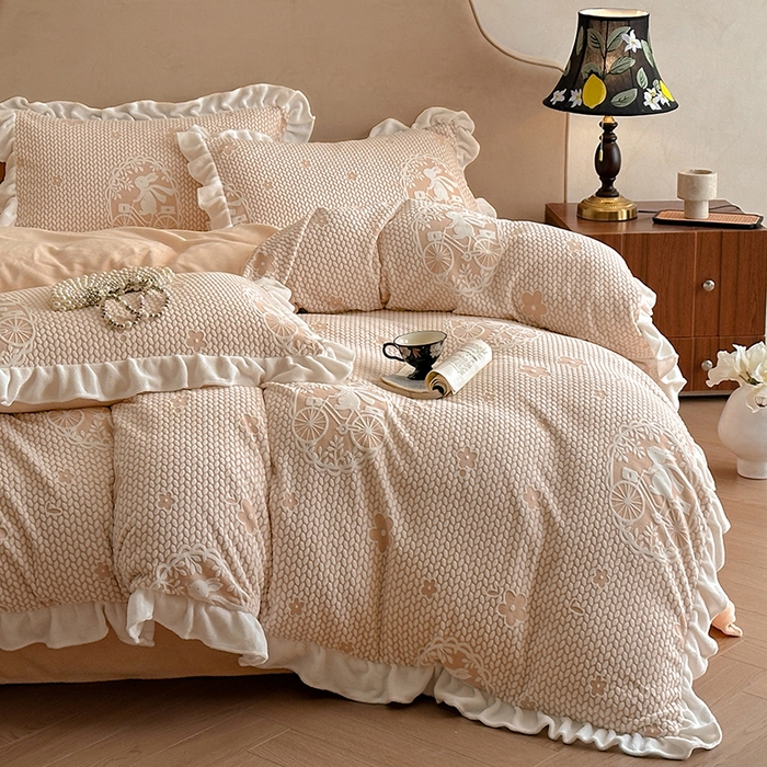 91家纺网 家纺一手货源 找家纺 澳梵家居 2025新款雕花牛奶绒韩版四件套-玫瑰蝶语 月影兔踪-玉