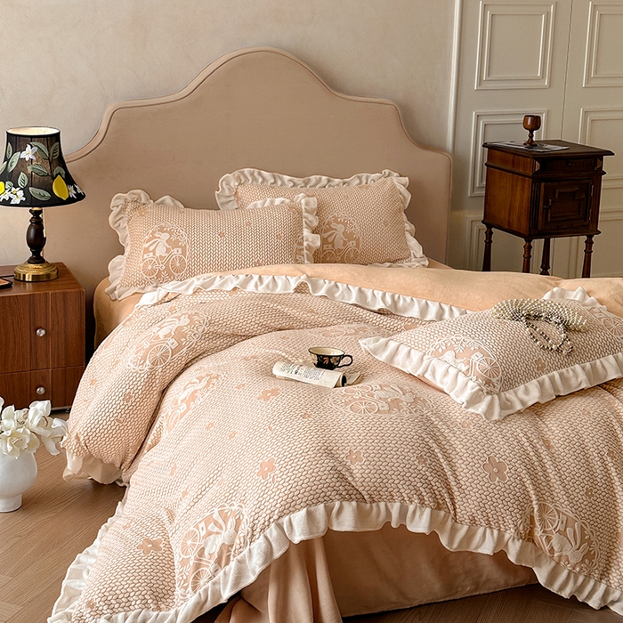 91家纺网 家纺一手货源 找家纺 澳梵家居 2025新款雕花牛奶绒韩版四件套-玫瑰蝶语 月影兔踪-玉