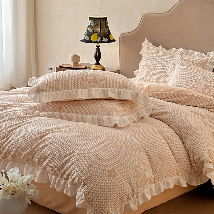 91家纺网 家纺一手货源 找家纺 澳梵家居 2025新款雕花牛奶绒韩版四件套-玫瑰蝶语 月影兔踪-玉