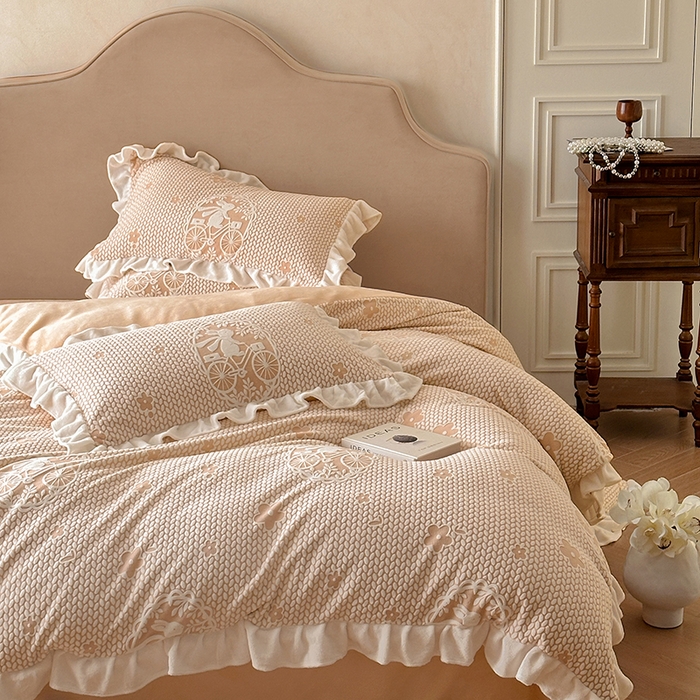 91家纺网 家纺一手货源 找家纺 澳梵家居 2025新款雕花牛奶绒韩版四件套-玫瑰蝶语 月影兔踪-玉