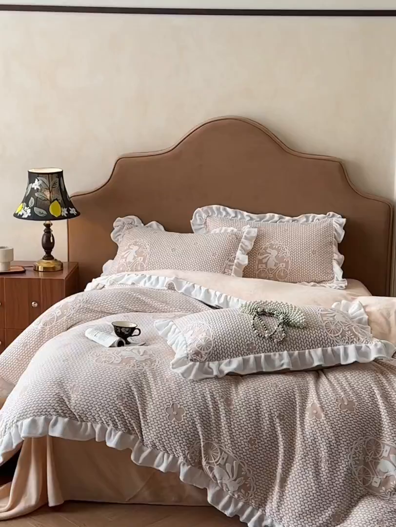 91家纺网 家纺一手货源 找家纺 澳梵家居 2025新款雕花牛奶绒韩版四件套-玫瑰蝶语 月影兔踪-玉